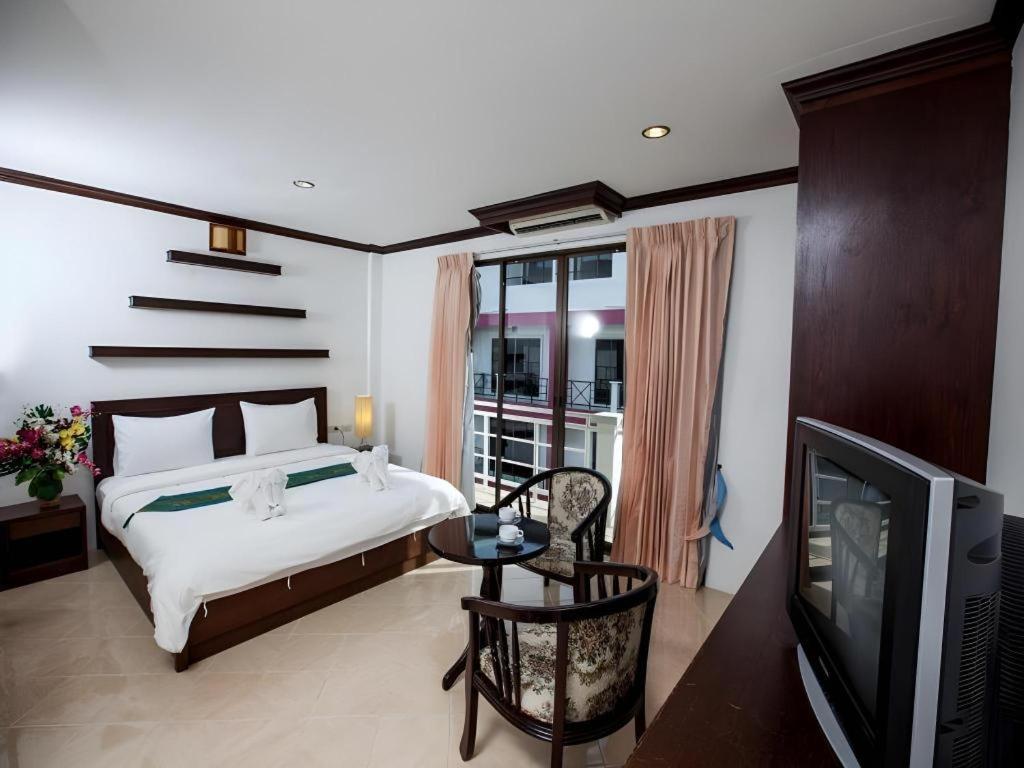 Triple Rund Place Hotel Patong Exterior photo